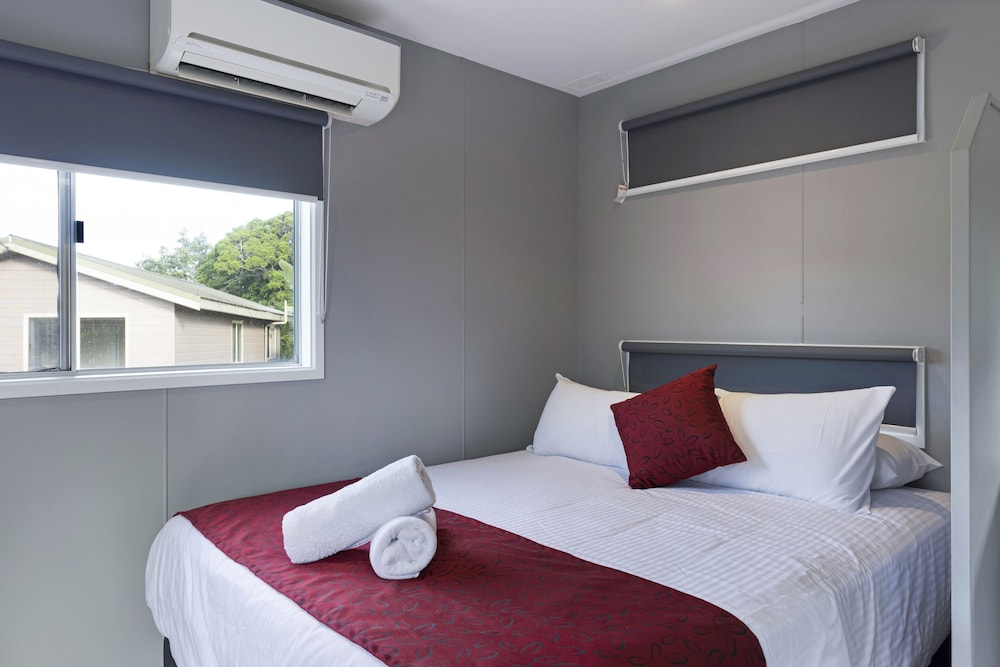 Economy, Studio, Cabin, Queen Bed