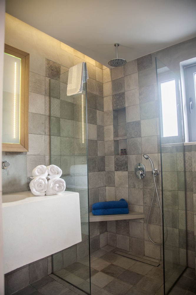 Artemis Village Apartments &amp; Studios 49/50