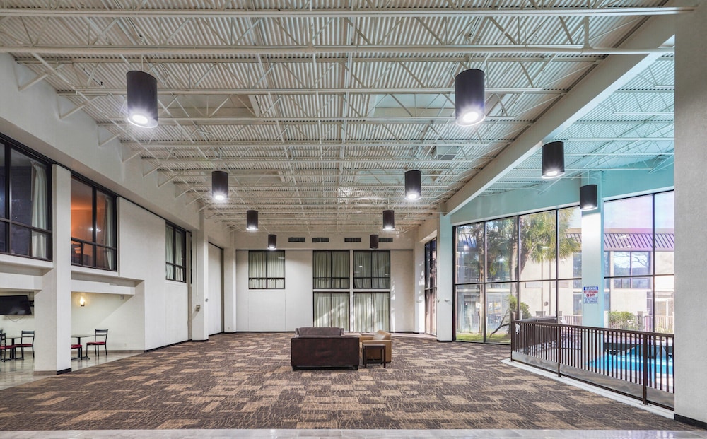 Red Roof Inn Plus and Suites Houston IAH Airport SW 20/34