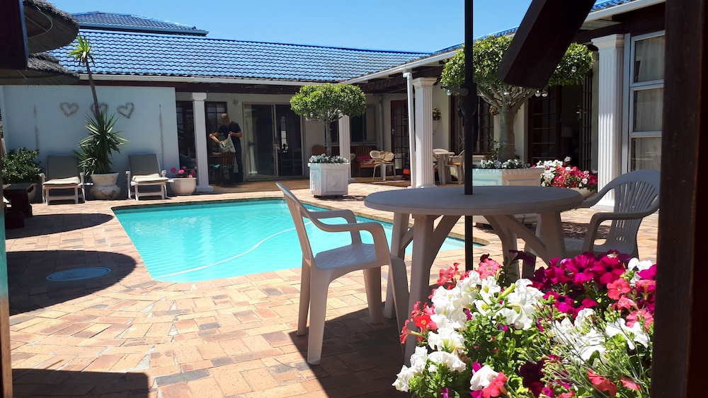 Blouberg Dolphin Inn 66/72