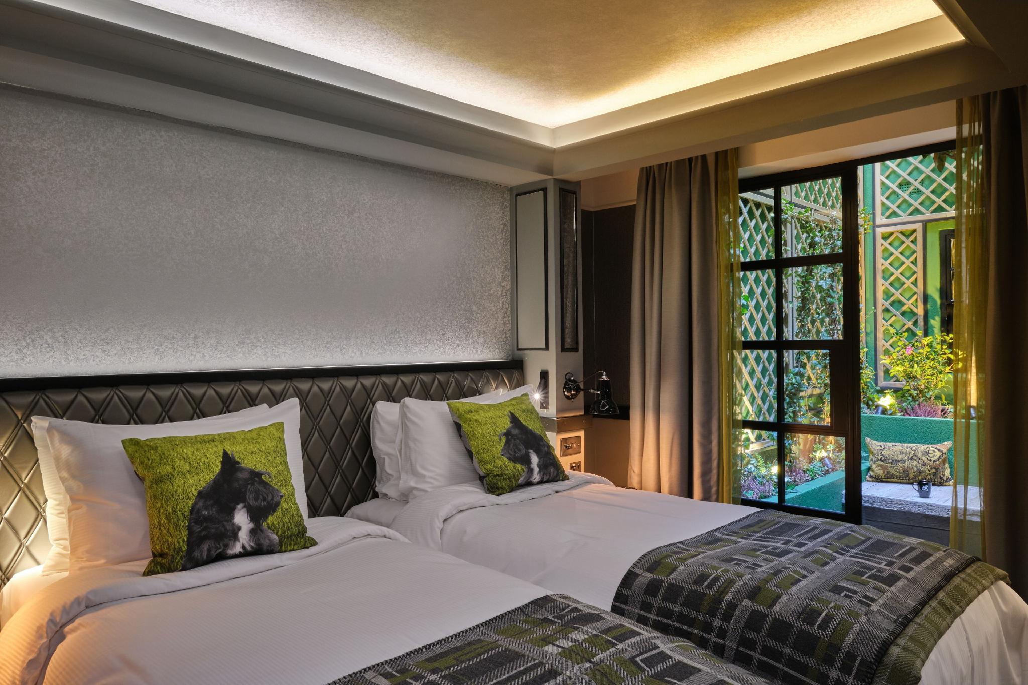 Feature, Twin Beds