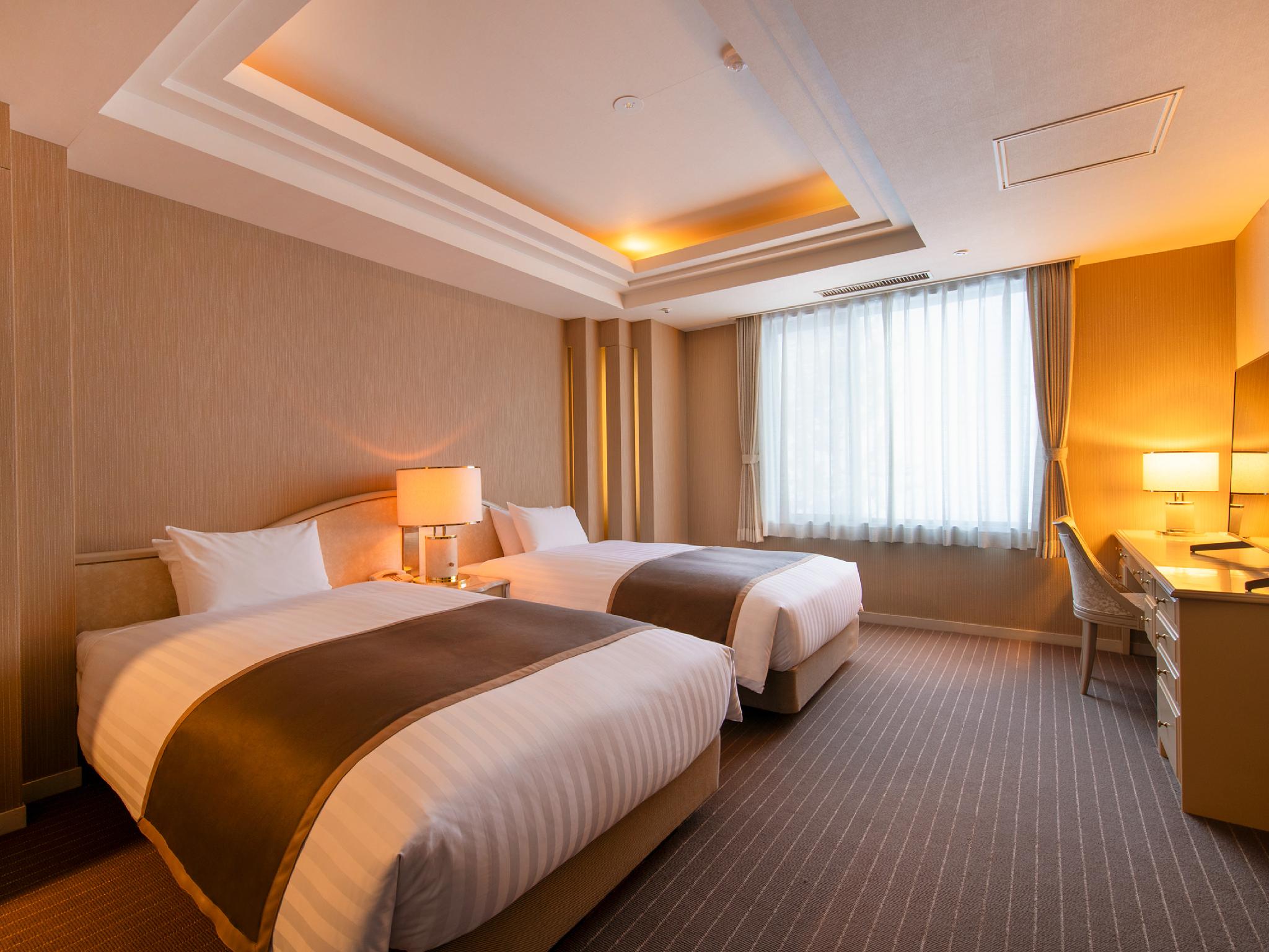 Suite, Double and Twin Beds, South Wing