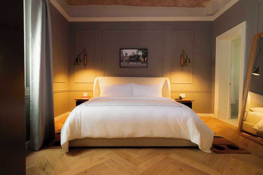 DELUXE, KING BED