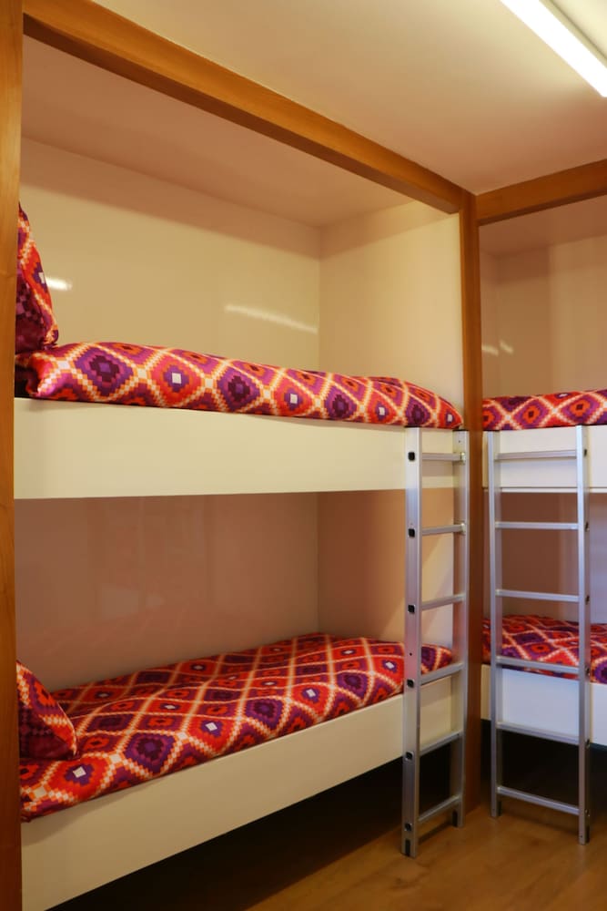 MIXED DORM, 6 BEDS, SHARED BATHROOM