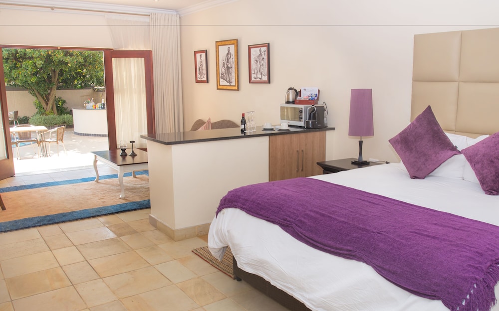 DELUXE, DOUBLE BED, POOL VIEW, GROUND FLOOR