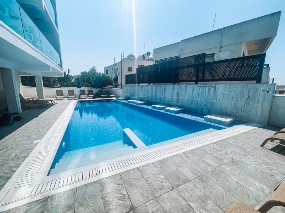 Sunny Blue Hotel 128/131