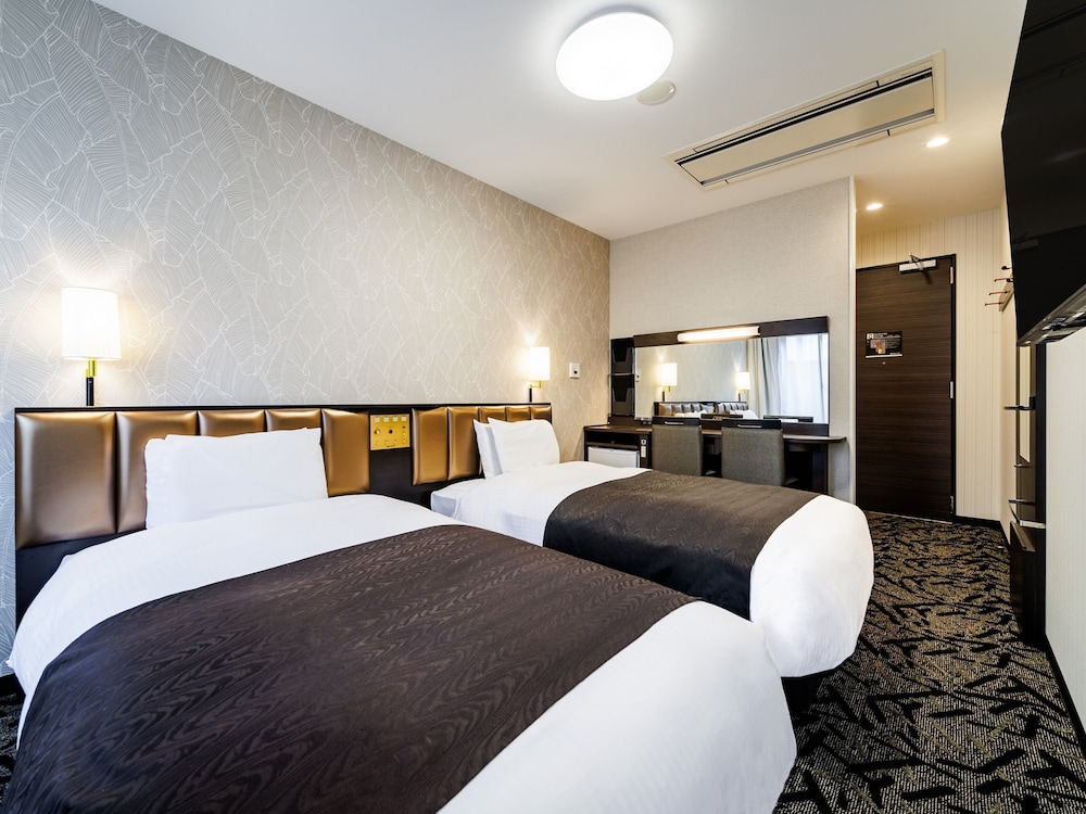 Room, Twin Beds, Smoking