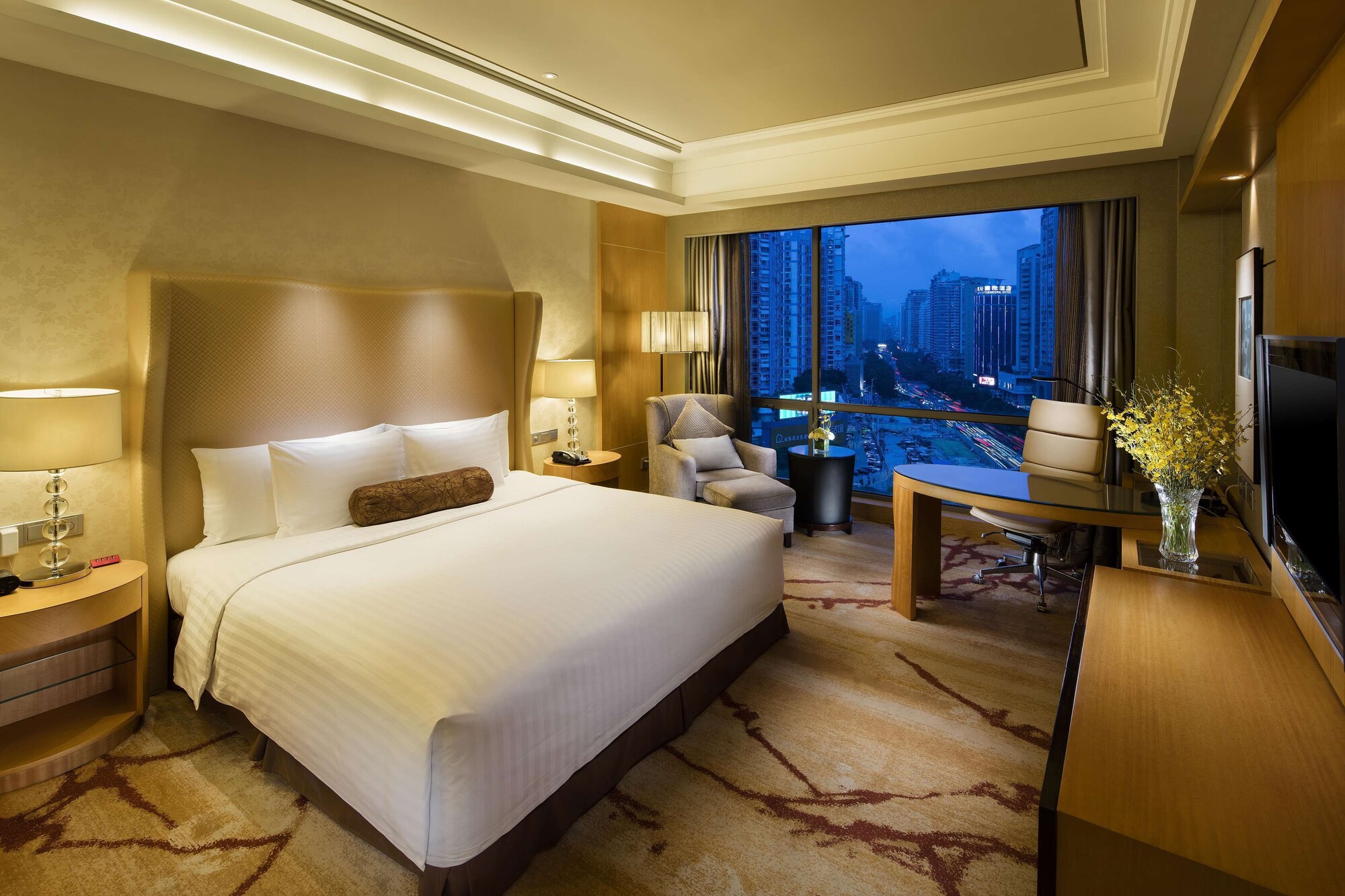 EXECUTIVE, KING BED