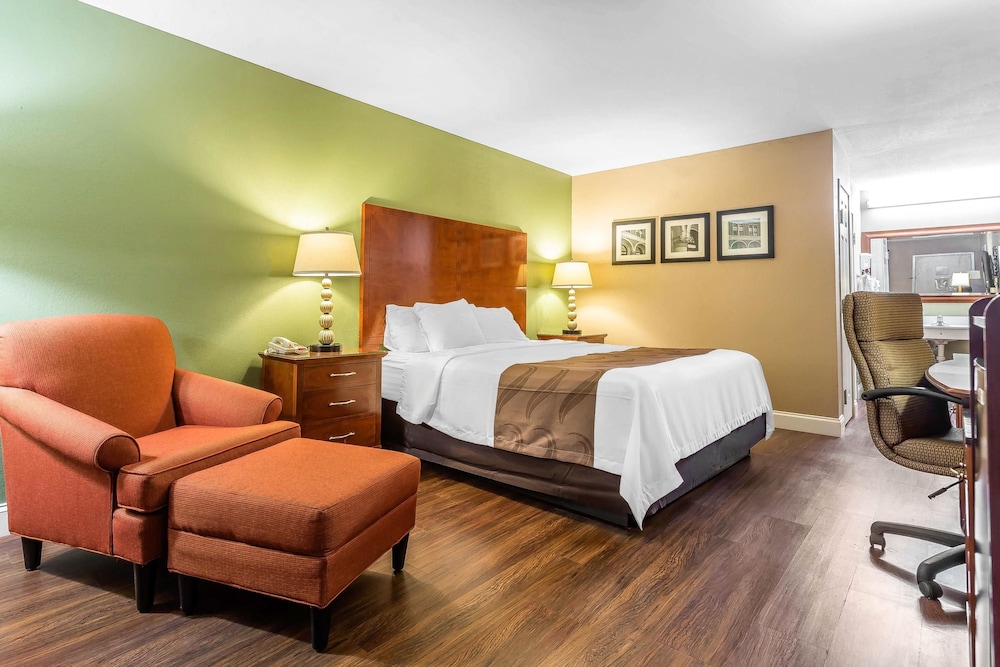 غرفة بسرير كينج لذوي الإعاقة، Quality Inn & Suites near Robins Air Force Base 4/10
