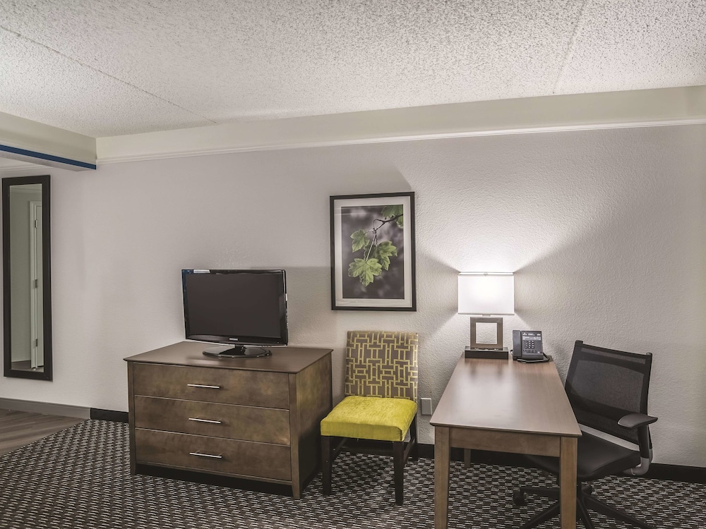 La Quinta Inn & Suites by Wyndham Phoenix Chandler 24/41