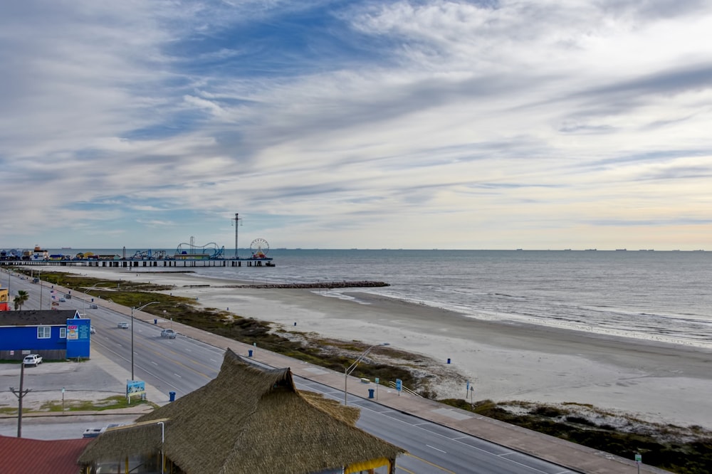 Holiday Inn Express Suites Galveston Beach 24/65