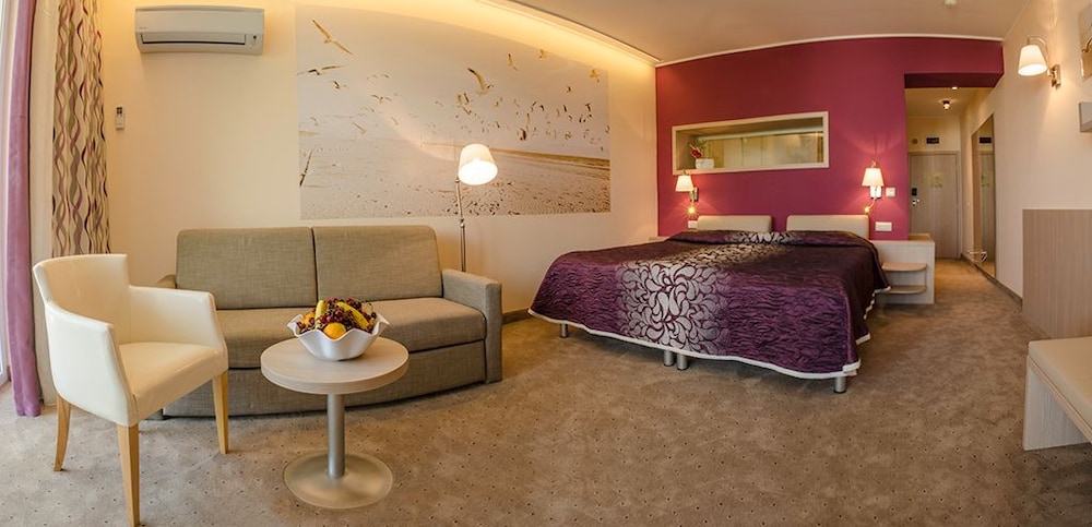 AMELIA HOTEL 25/45