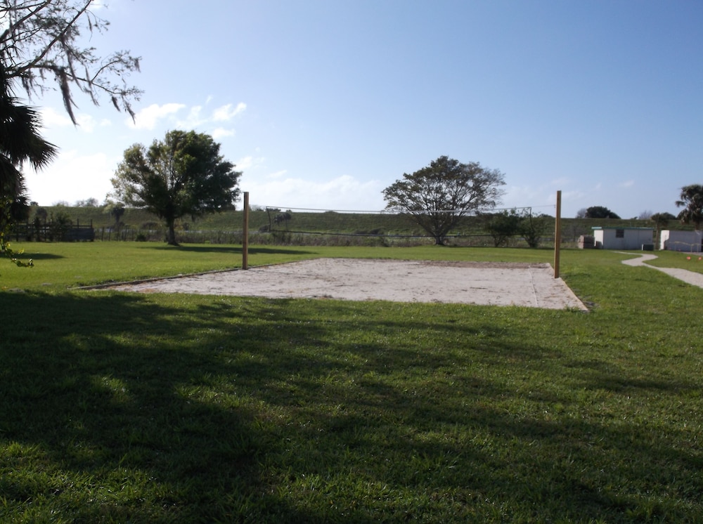 Days Inn & Suites by Wyndham Lake Okeechobee 27/50