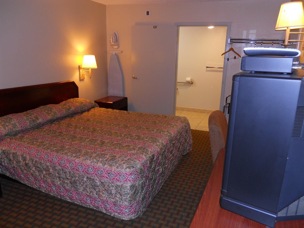 Room, King Bed, Smoking, Accessible