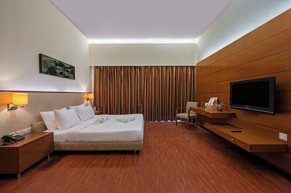 Club Mahindra Kensville Golf Resort 18/55