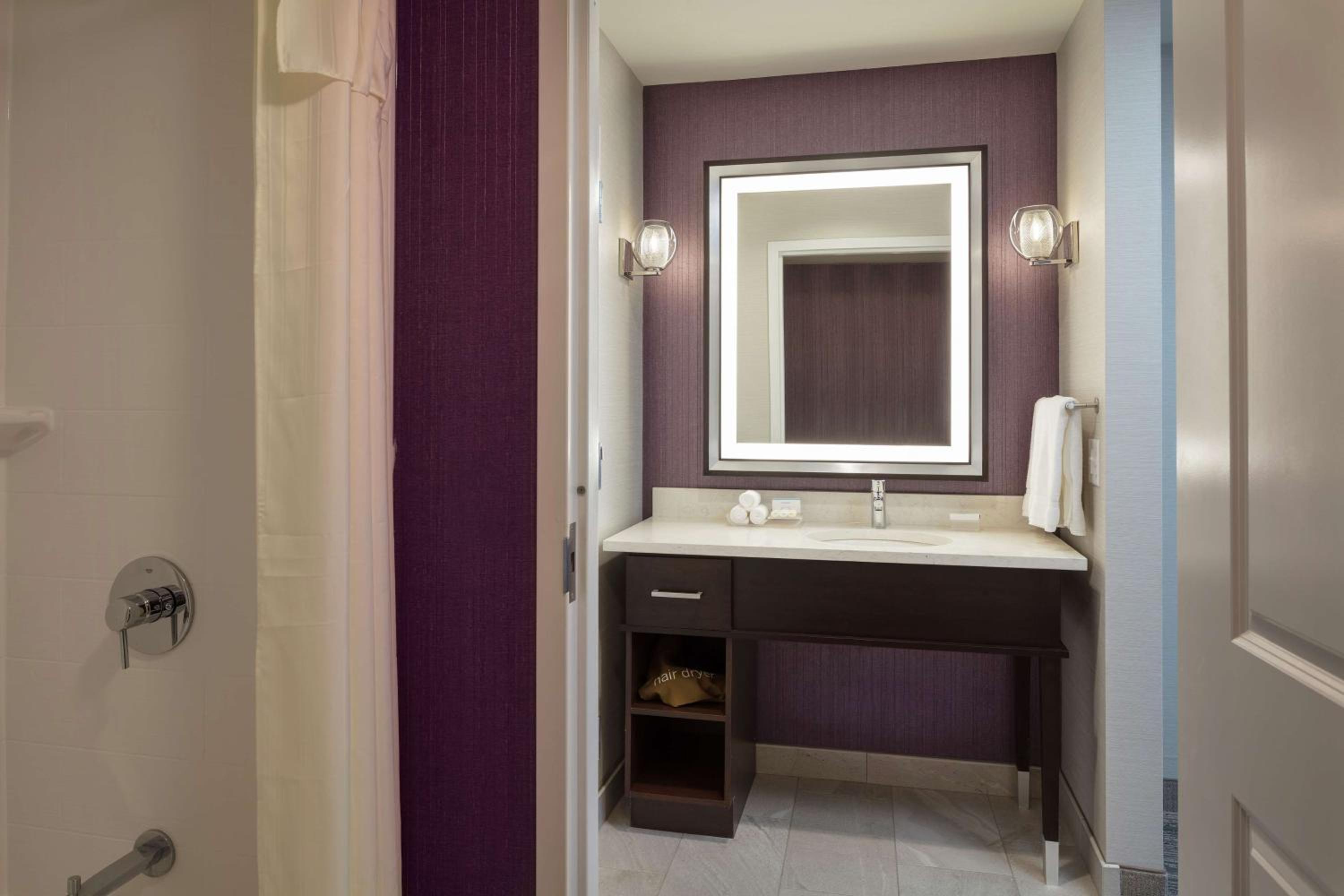 جناح بسرير كينج بغرفة نوم واحدة مع أريكة، Homewood Suites By Hilton Needham Boston 3/3