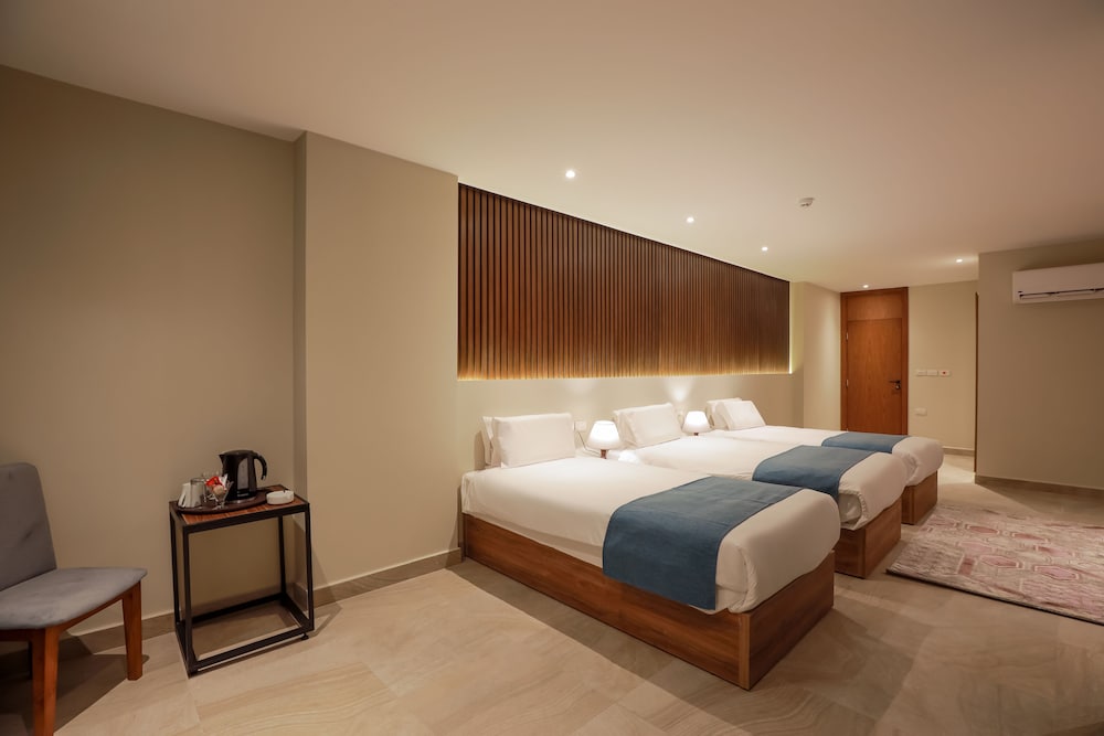 Pyramid Front Hotel 24/66
