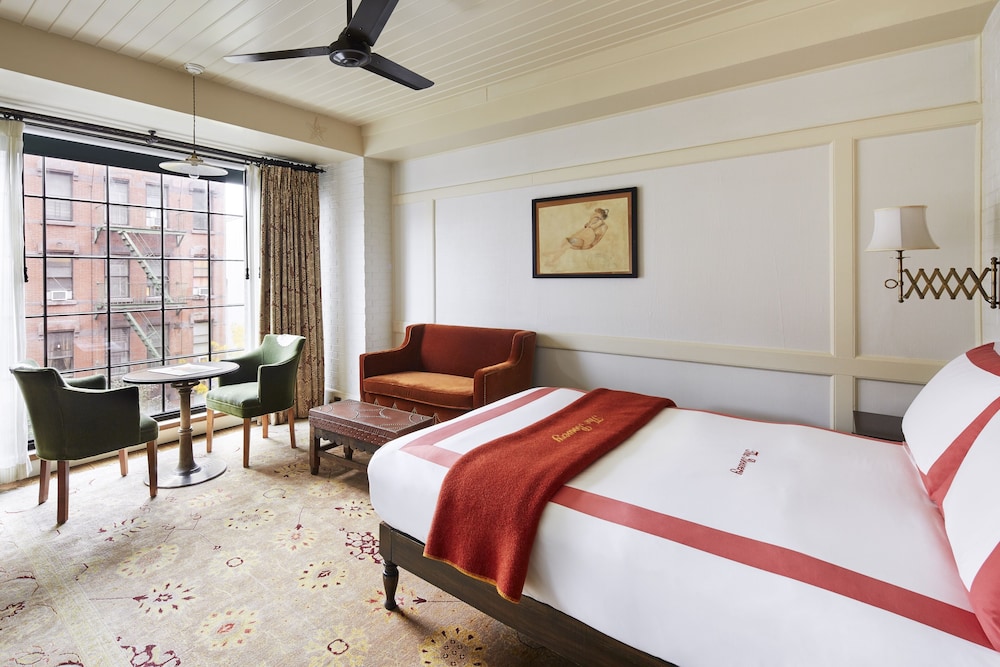 SUPERIOR, QUEEN BED, CITY VIEW