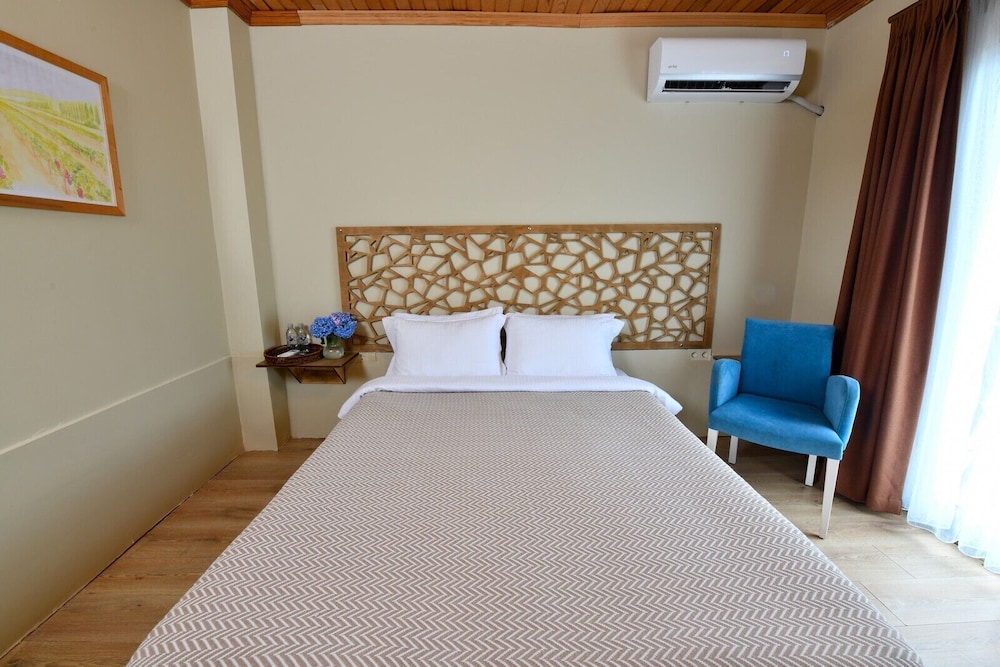 Dessera Vineyards Hotel 8/40