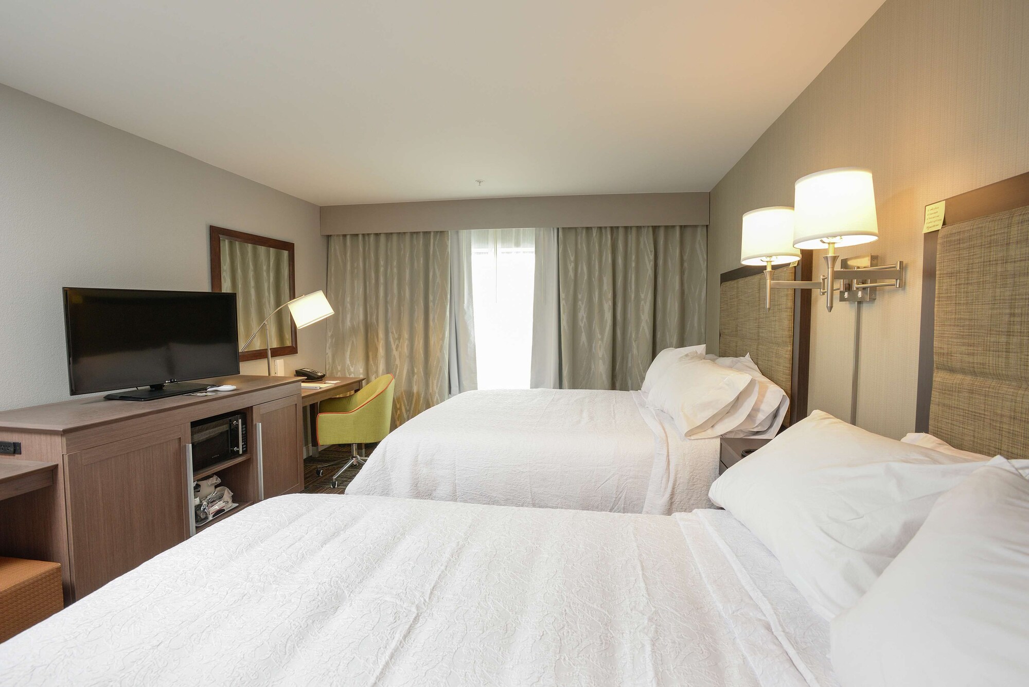 غرفة بسريرين كوين بحوض استحمام لذوي الإعاقة، Hampton Inn Suites Cincinnati Kenwood Oh 4/10