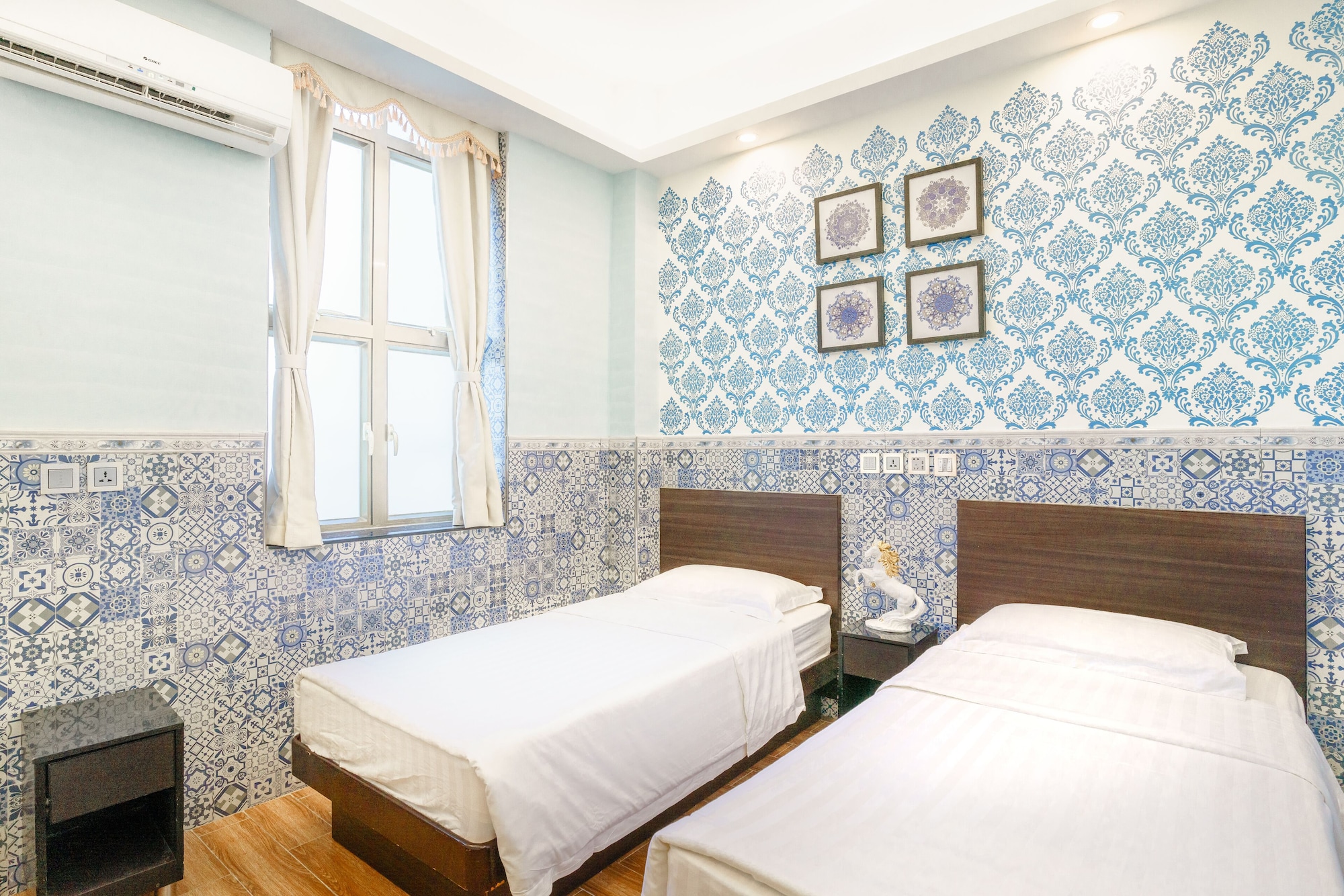 ROOM, TWIN BEDS