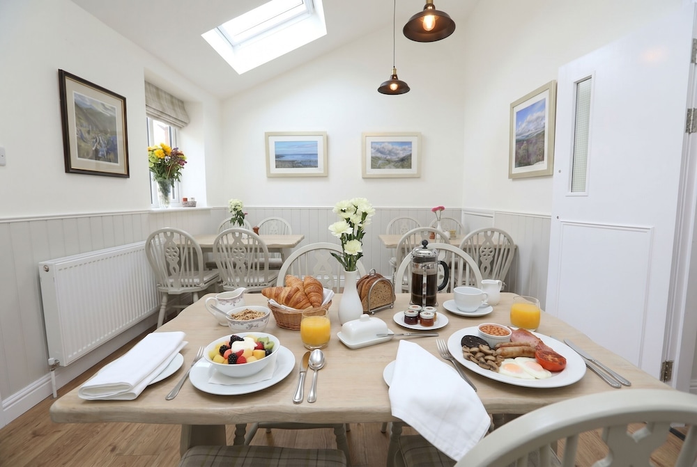 The Willow Restaurant & Cottages 44/50
