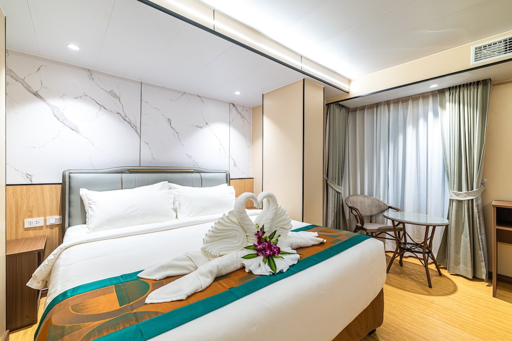 Patong Buri Resort 30/50