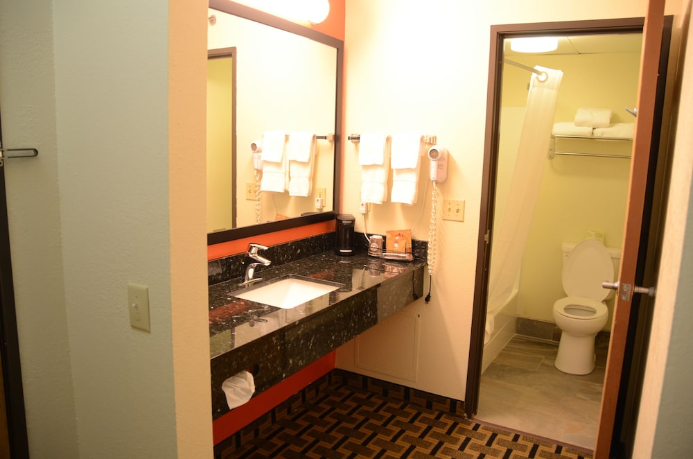 AmericInn By Wyndham West Burlington 40/45