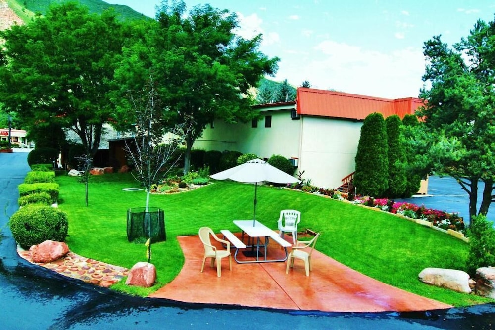 Glenwood Springs Cedar Lodge 41/48