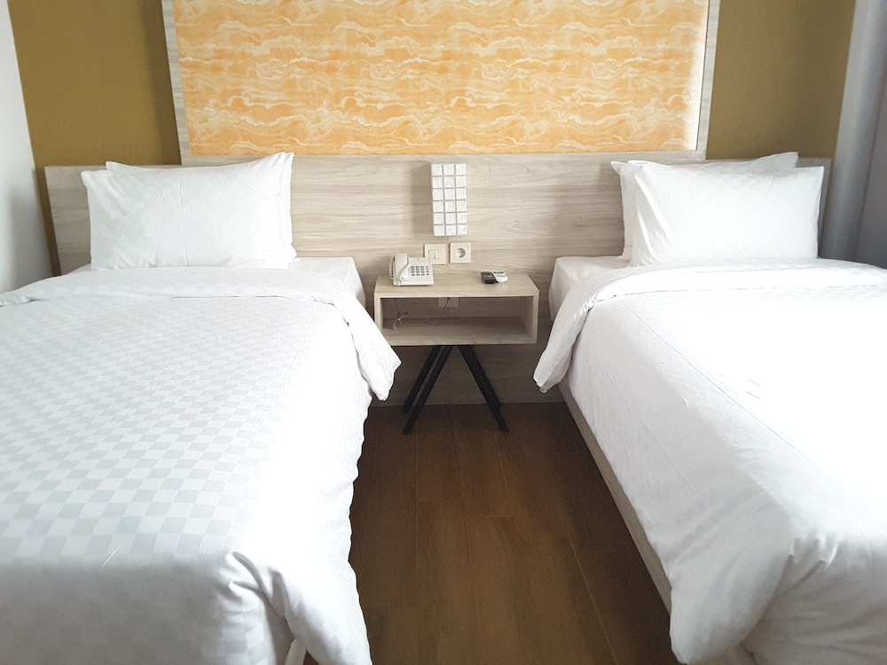 Front One Akshaya Hotel Karawang 35/61