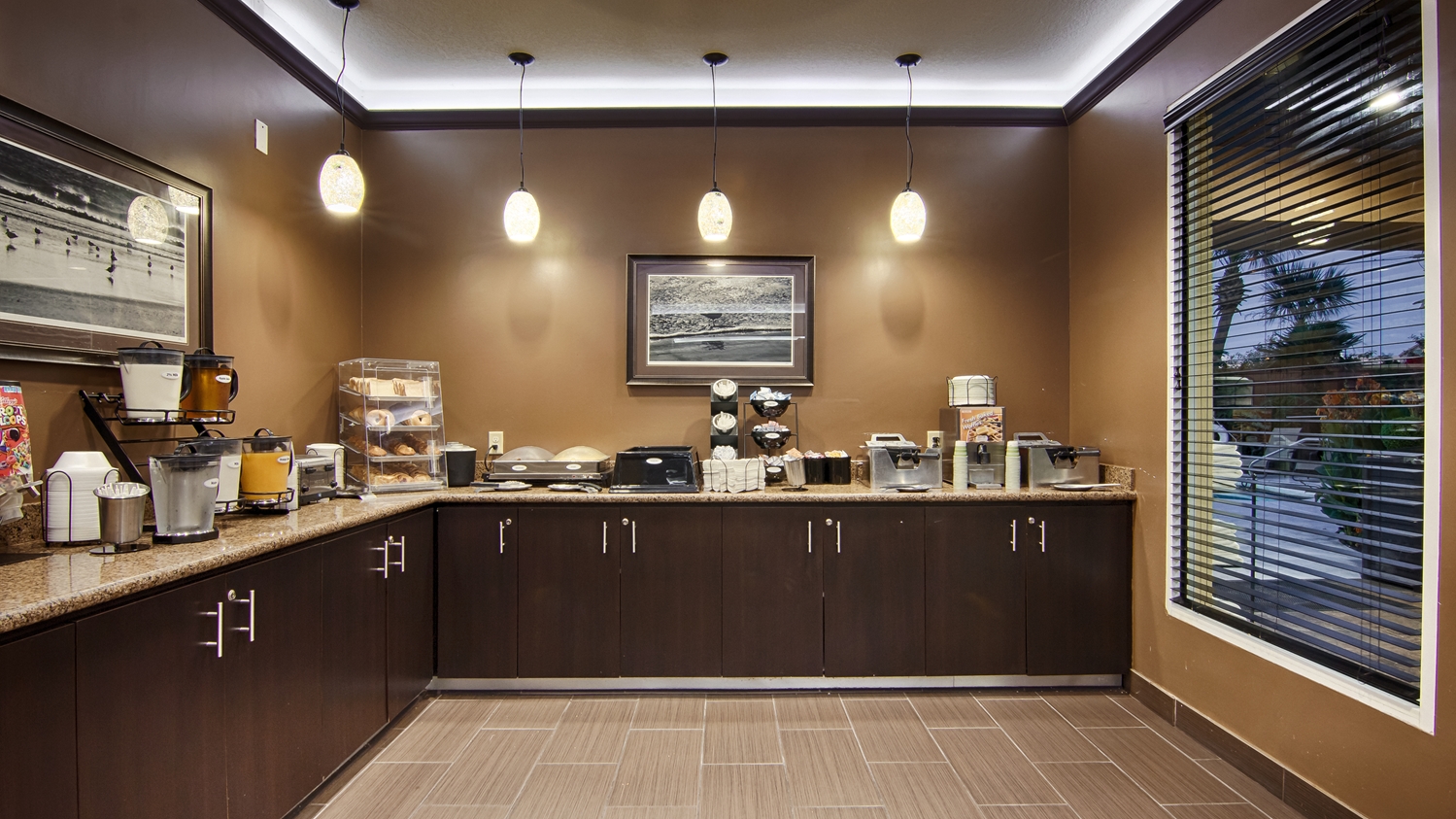 Best Western Plus Seawall Inn and Suites By The Beach 18/24