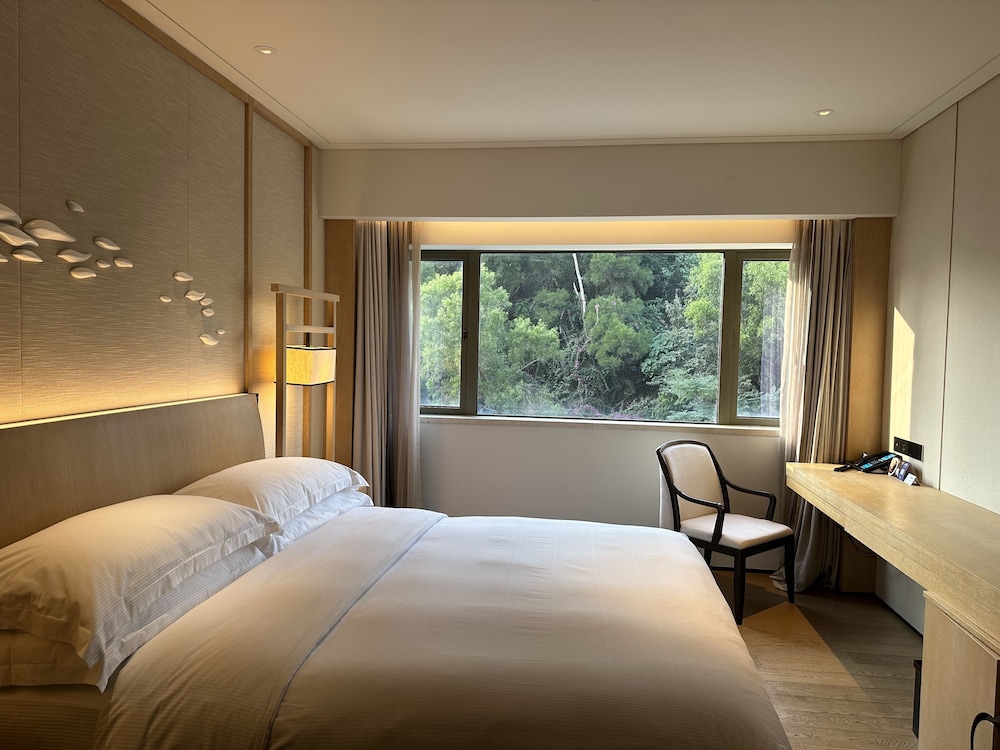 GUEST ROOM, KING BED, NANHAI WING