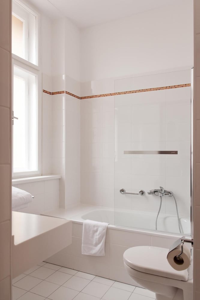 Ambiance Hotel 50/50