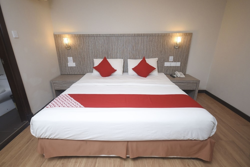 Super OYO 985 Hotel Nur 13/22