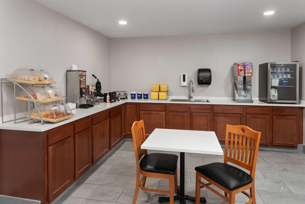 Days Inn & Suites by Wyndham Kaukauna WI 46/58