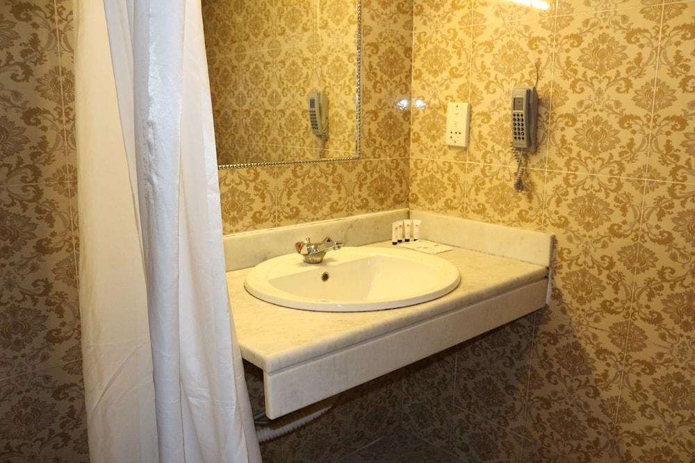 Mariana Hotel 50/50