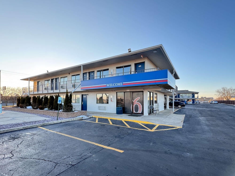 Motel6 Janesville, WI 46/52