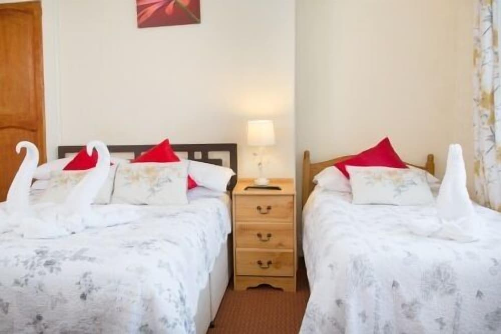 The Firs Guest House 2/45
