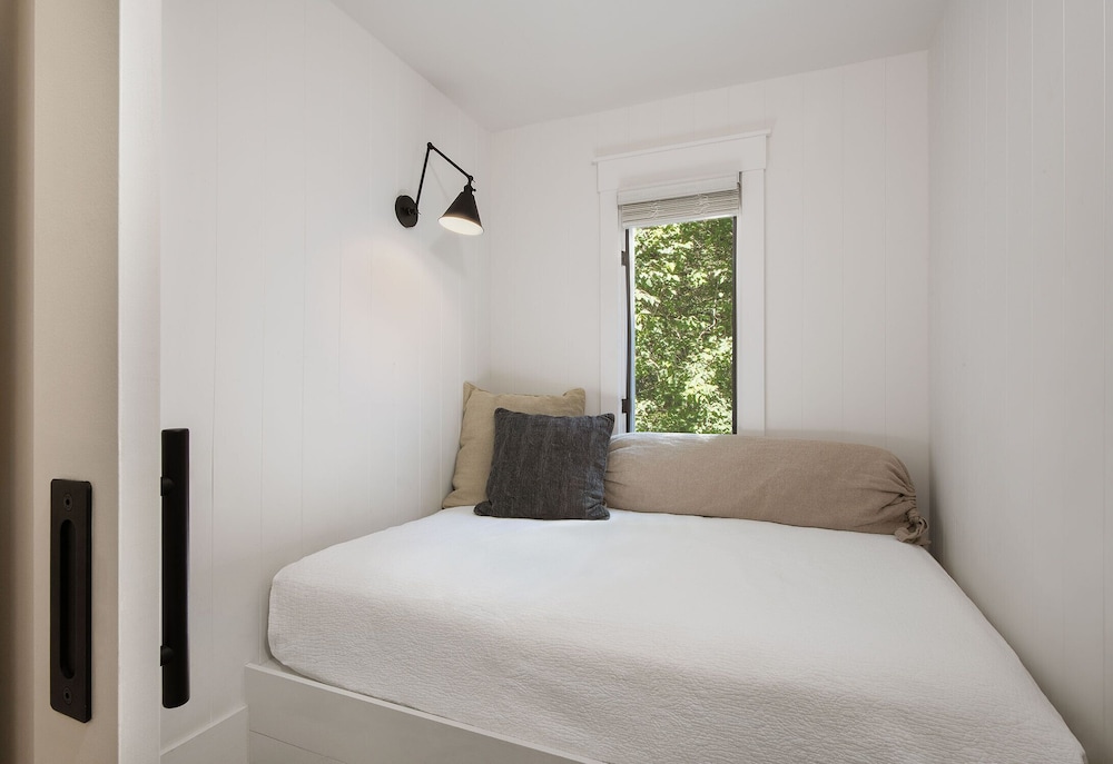 Petite, Cottage, Suite, King Bed
