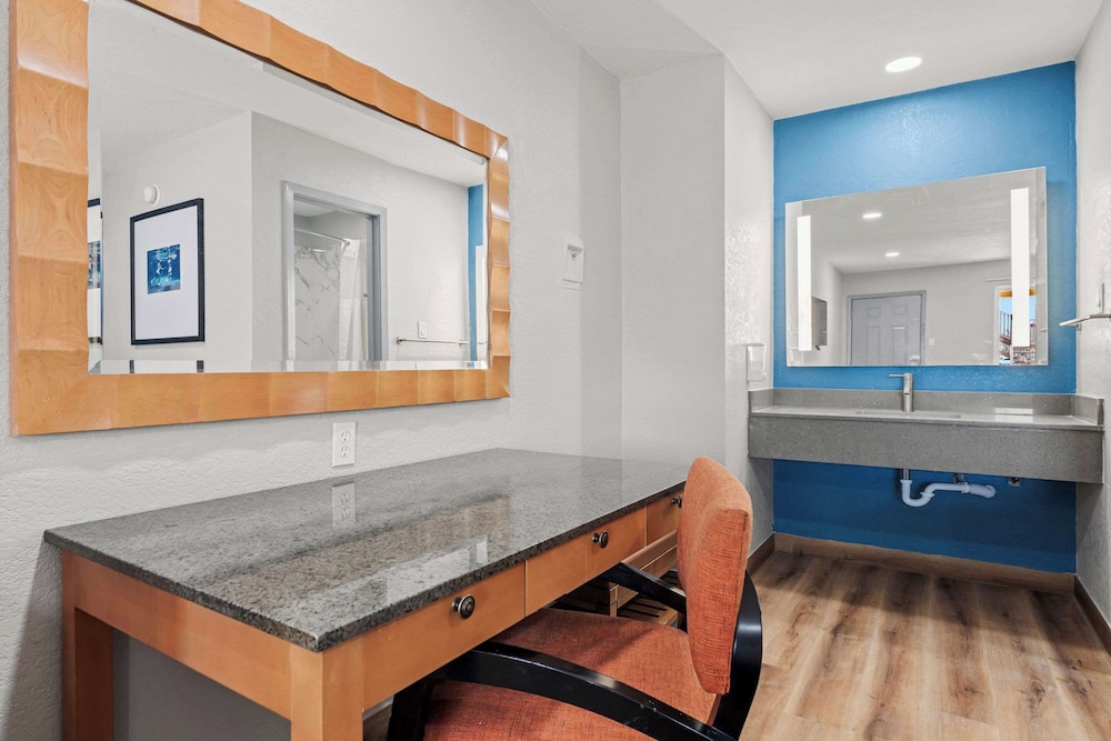 Econo Lodge Inn & Suites Sealy 15/52