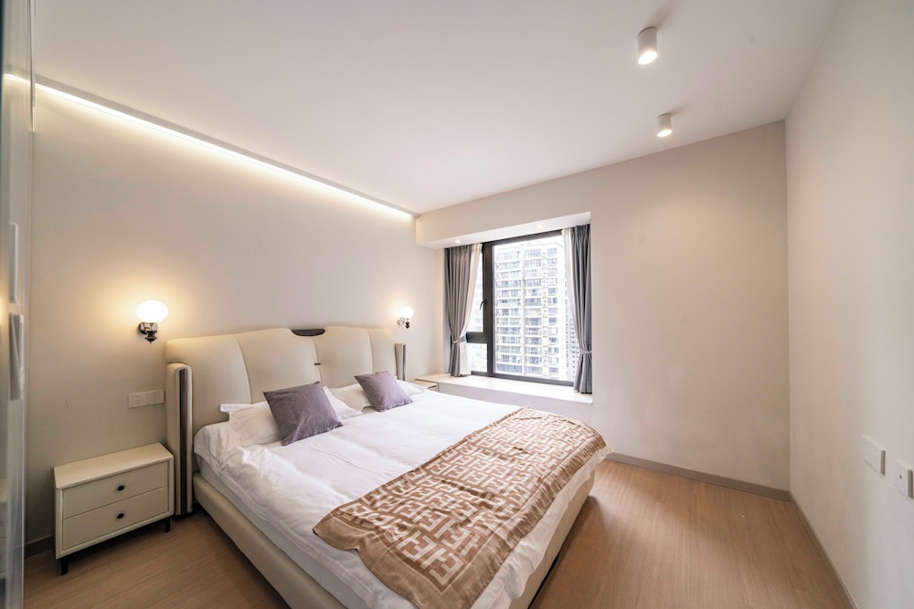 Elite, Apartment, 1 Double and 2 Queen Beds, Book and Bed-People's Square 9/10