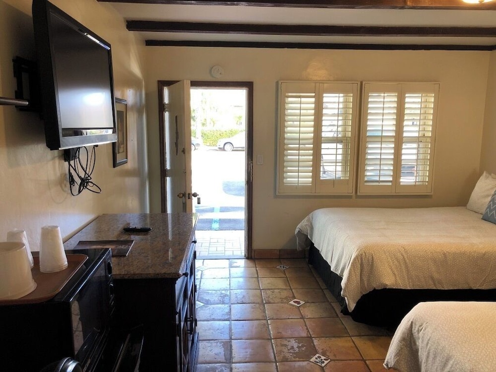 ROOM, 1 SINGLE AND 2 QUEEN BEDS