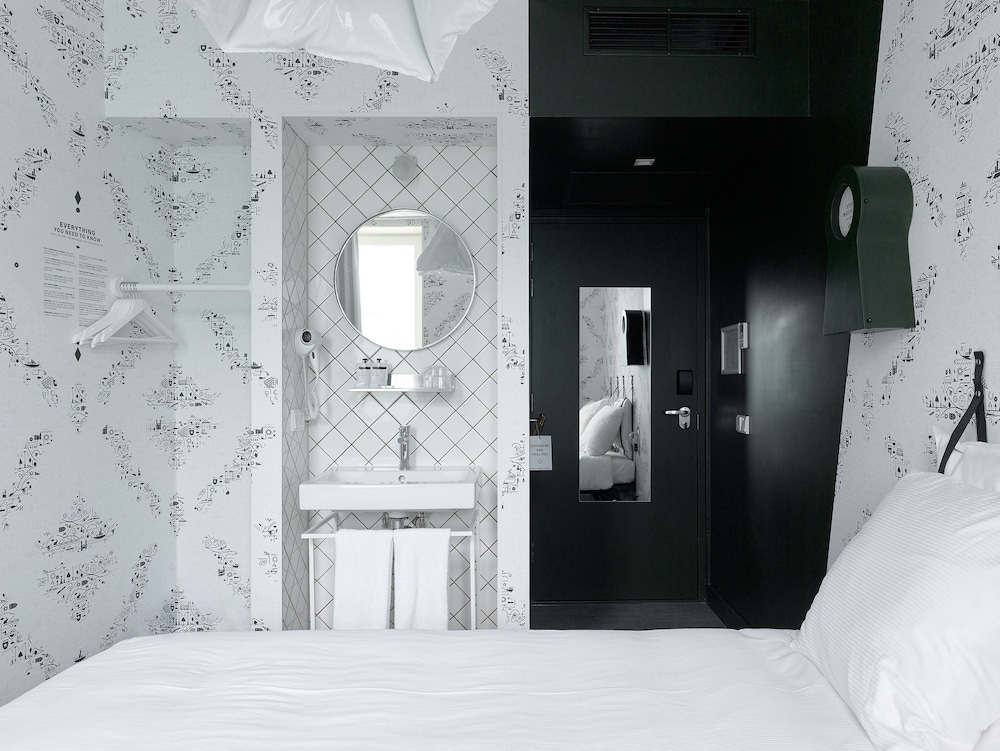 Kaboom Hotel 11/38