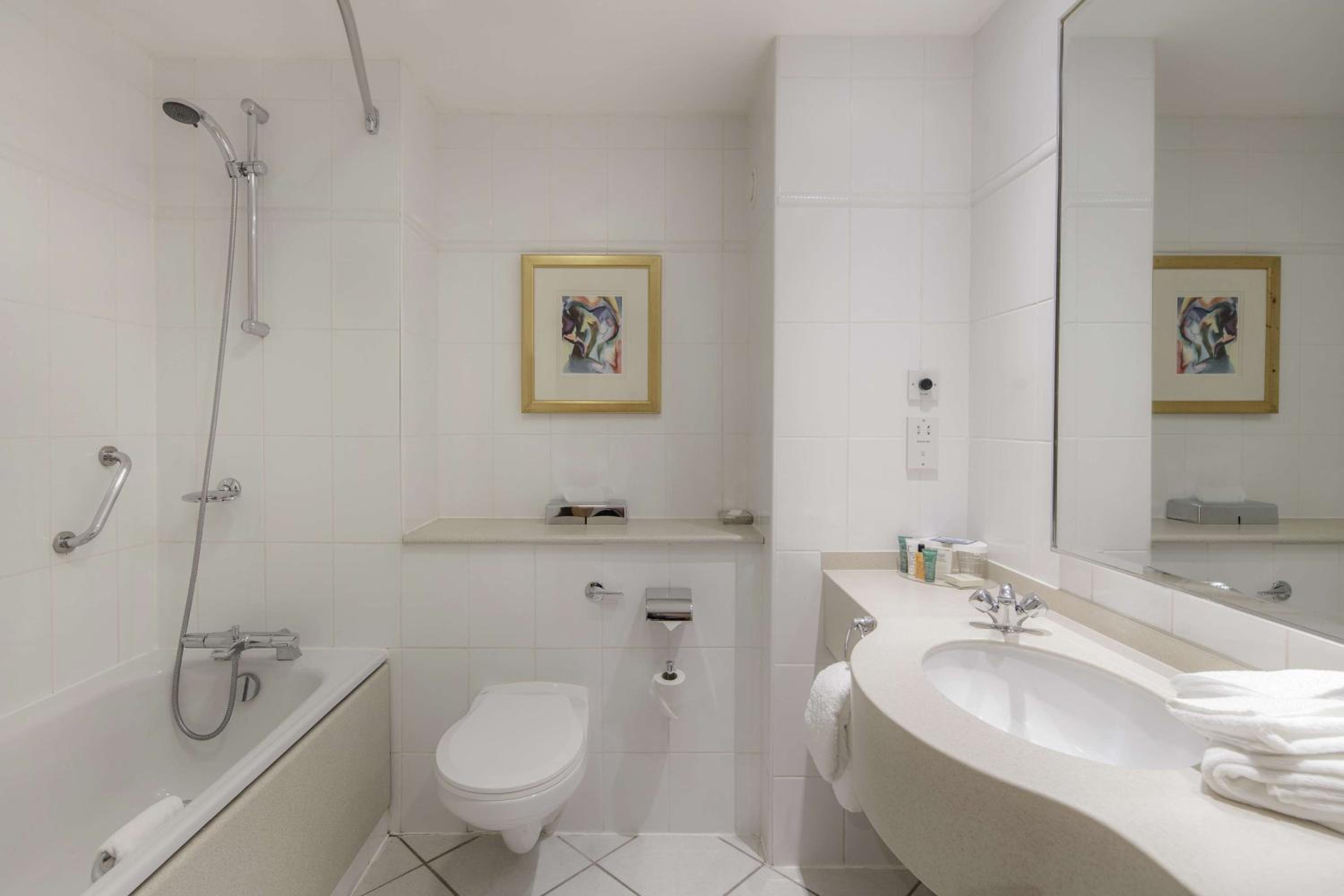 غرفة بسريرين منفصلين، DoubleTree by Hilton Belfast Templepatrick Golf & Country Club 2/2