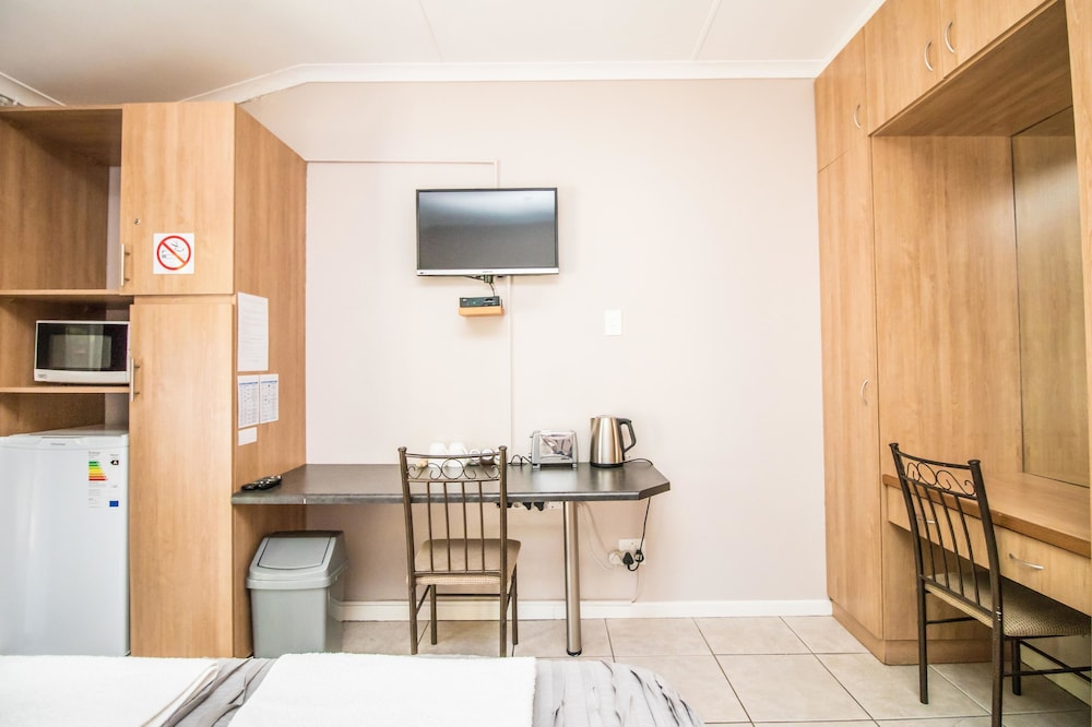 Little Rose Guesthouse & Self-Catering 40/50
