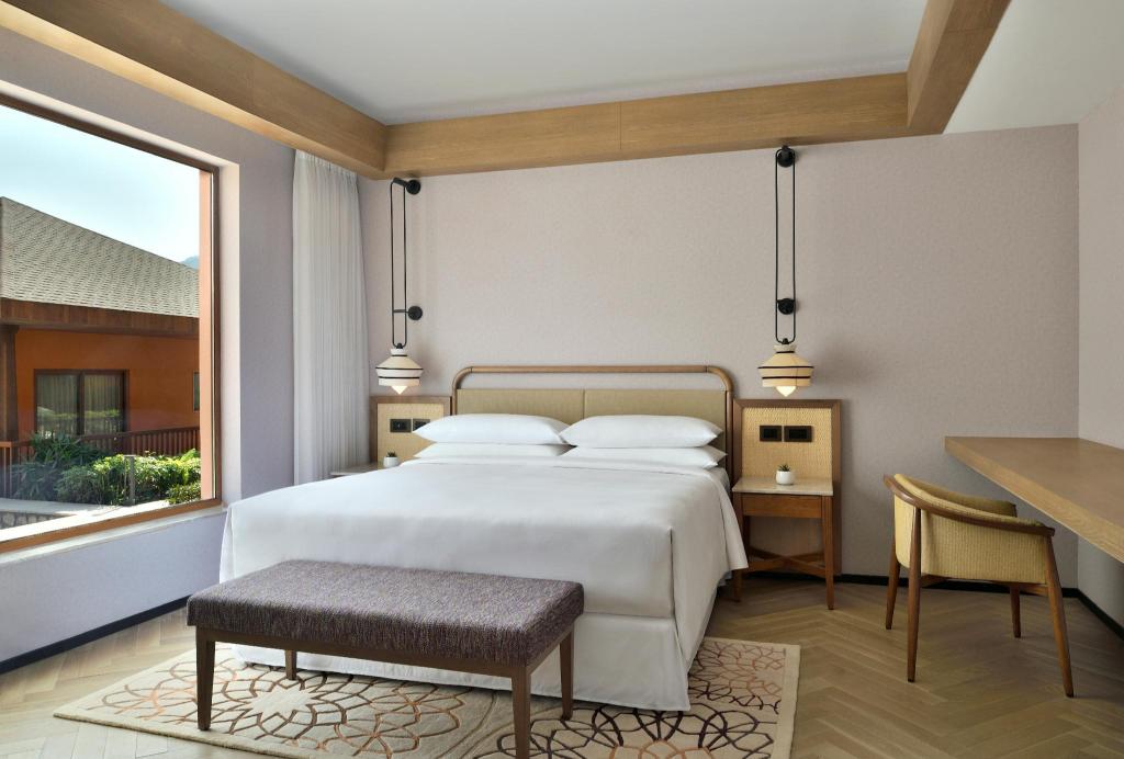 2 Bedrooms, Family Suite, Suite, Queen Bed, Courtyard View