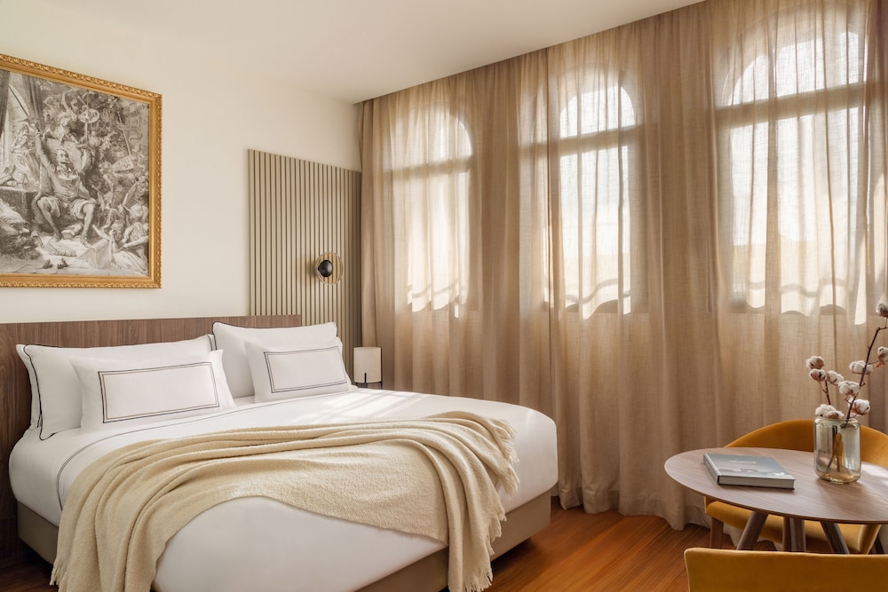 Art, Suite, King Bed, Terrace