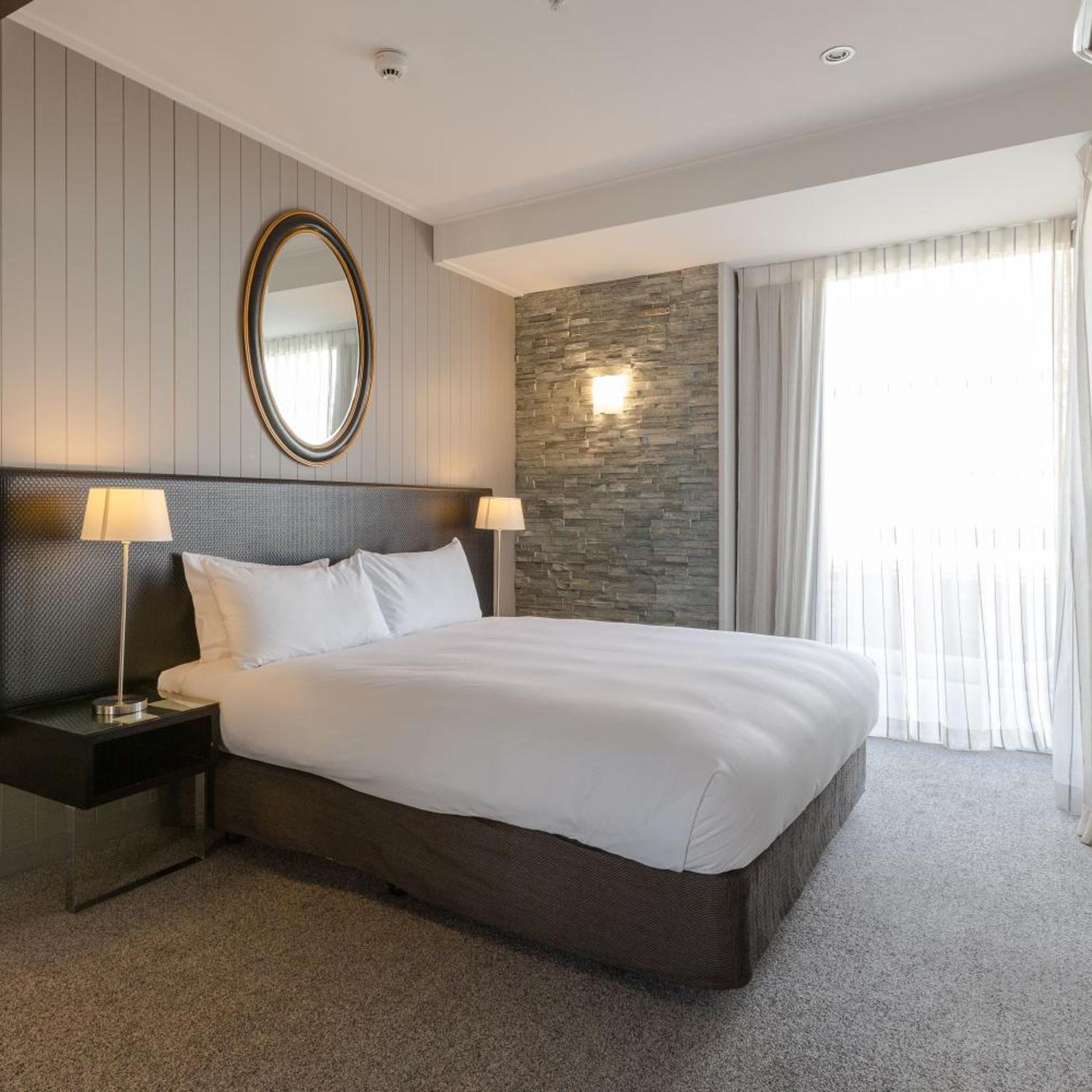 ROOM, KING BED, KITCHENETTE, ACCESSIBLE