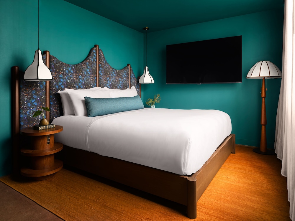 GRAND, SUITE, CORNER, ACCESSIBLE