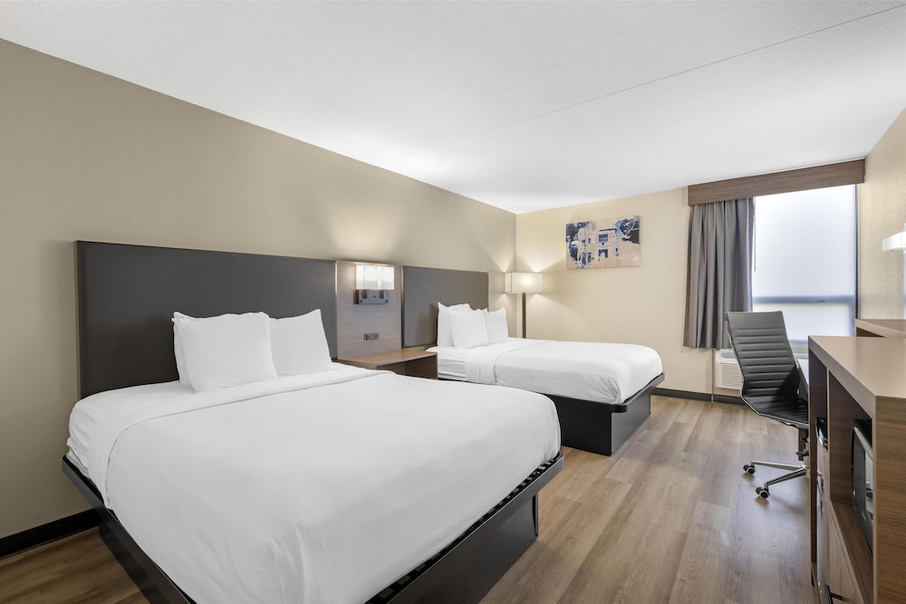 غرفة قياسية بسريرين كوين يُسمح فيها بالحيوانات الأليفة، Best Western Plus York Hotel & Conference Center 4/8